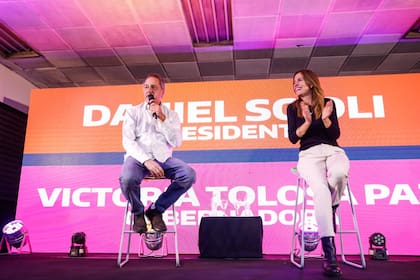 Daniel Scioli junto a Victoria Tolosa Paz, precandidata a gobernadora de Buenos Aires