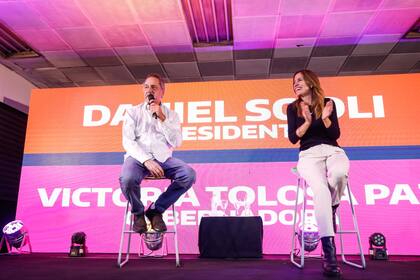 Daniel Scioli junto a Victoria Tolosa Paz, el año pasado, cuando intentaron participar de las PASO del Frente de Todos
