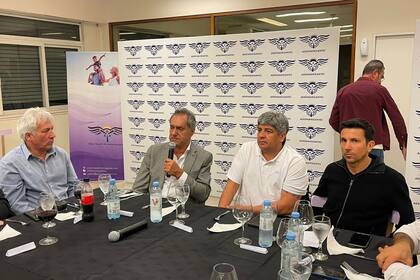 Daniel Scioli, Pablo Moyano y Juan Pablo Brey, en la sede de Aeronavegantes