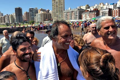 Daniel Scioli: Pasó un rato por la Bristol, se dio un chapuzón, saludó a un guardavidas y no volvió a aparecer. El verano pasado, en plena campaña, había montado su búnker: había instalado balnearios y hasta un parque de diversiones