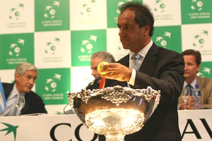 Daniel Scioli, por entonces gobernador de Buenos Aires, en el sorteo de la Copa Davis