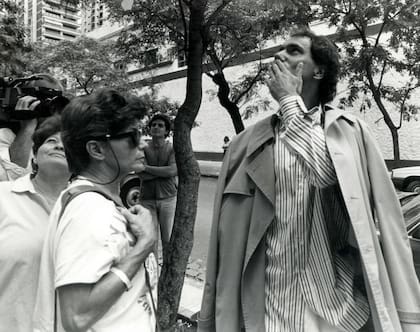 Daniel Scioli sale de la Clínica Sagrada familia, el 11 de diciembre de 1989