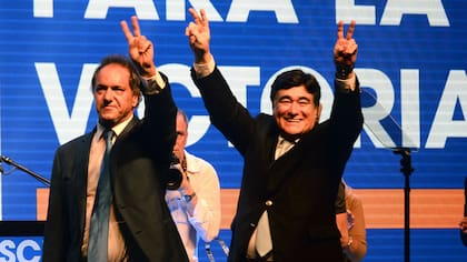 Daniel Scioli y Carlos Zannini durante un acto de presentación de la fórmula presidencial del FPV