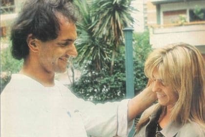Daniel Scioli y Karina Rabolini, en la clínica La Sagrada Familia, en diciembre de 1989
