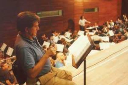 Daniel Suárez Marzal, atento a la partitura de Luisa Miller, en la sala de ensayos del Teatro Argentino de La Plata