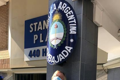 Daniel Tavormina, encadenado frene a la Embajada Argentina en Sudáfrica asegura que no piensa moverse del lugar