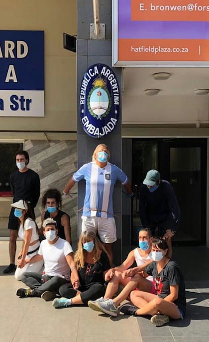 Daniel Tavormina, encadenado frene a la Embajada Argentina en Sudáfrica junto con otros otros argentinos varados que lo acompañan
