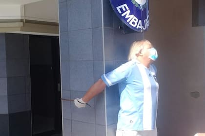 Daniel Tavormina, encadenado frene a la Embajada Argentina en Sudáfrica