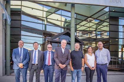 Daniel Tillard, presidente del Banco Nación, junto al intendente de Tres de Febrero, Diego Valenzuela, y otras autoridades