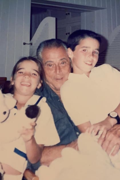 Daniel Tinayre posa junto a su nietos, Juana y Nacho Viale.