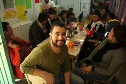 Daniel trabaja en el Hogar de Cristo cuerpo a cuerpo con los adictos y en el programa Envión, buscando restituirle derecho a los adolescentes