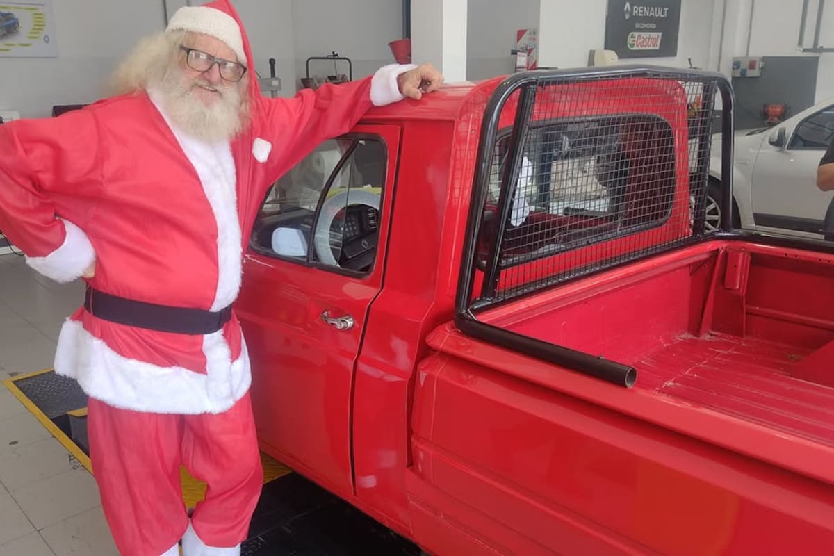 Daniel va en camioneta hasta los parajes rurales en los que reparte juguetes