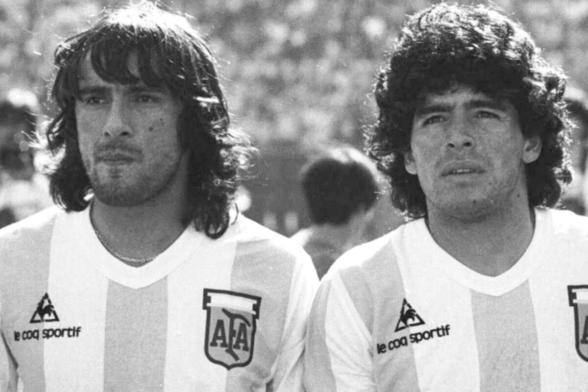 Daniel Valencia y Diego Maradona en el Mundial 1982