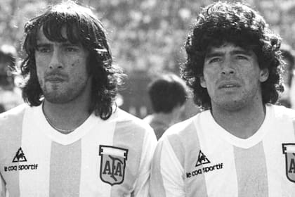 Daniel Valencia y Diego Maradona en la selección. compinches en la cancha y compadres también afuera por un lazo familiar; “Yo pienso que todavía lo voy a ver”, susurra la 'Rana'
