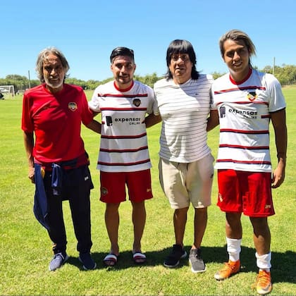 Daniel Valencia y el "Hacha" Ludueña, el tercero desde la izquierda, ambos junto con sus hijos; hoy, dos emblemas de un Talleres mítico en los años 70