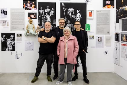 Daniel Veronese, Román Lamas, Ana Alvarado y Emilio García Whebi en el espacio central de la muestra “Máquina Teatro" que tiene lugar en el Museo de Arte Moderno