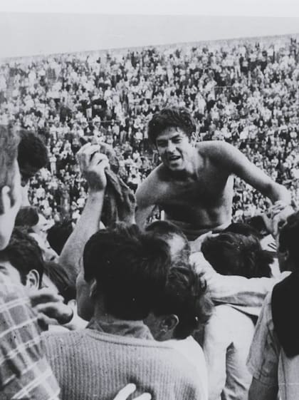 Daniel Willington, en andas de los hinchas de Vélez, tras la conquista del torneo Nacional de 1968