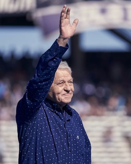 Daniel Willington saluda al público de Talleres, el club donde se formó