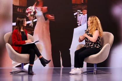 Daniela Aza en plena conversación con Melisa Reinhold, periodista de LA NACION