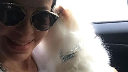 Daniela Cardone junto a su mascota embalsamada
