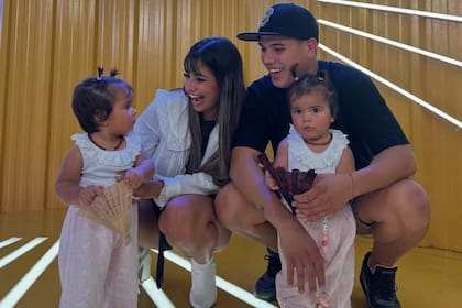 Daniela Celis y Thiago Medina formaron una familia compuesta por Laia y Aimé