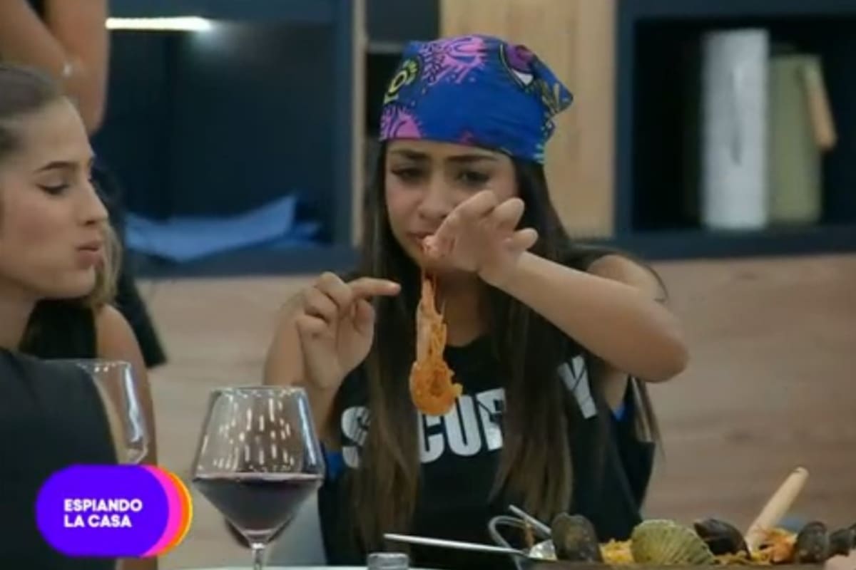 Daniela comió paella por primera vez y no ocultó su desagrado cuando vio los mariscos