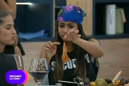 Daniela comió paella por primera vez y no ocultó su desagrado cuando vio los mariscos