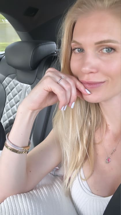 Daniela con una mirada cómplice hacia la cámara con una mano apoyada en el mentón