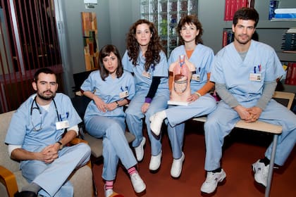 Imagen de la presentación de MIR (Médico Interno Residente), un spin-off de otra serie del mismo tema, Hospital Central; en la que aparecen Pau Roca, Ruth Díaz, Nuria Gago, Daniela Costa y Rodolfo Sancho