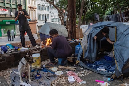 Daniela dos Santos cocina una comida en su toldo improvisado en el centro de San Pablo