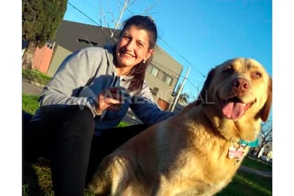 Daniela junto a su perra Gabyta