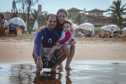 Daniela Libster junto a su marido Martín y Valentina en la última foto en San Pablo antes de volver a Buenos Aires