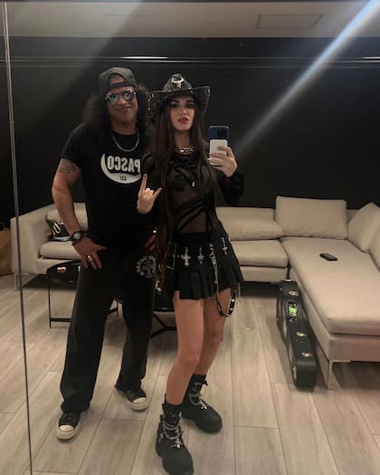 Daniela MIlagros y Slash en los camarines del Movistar Arena, en 2024