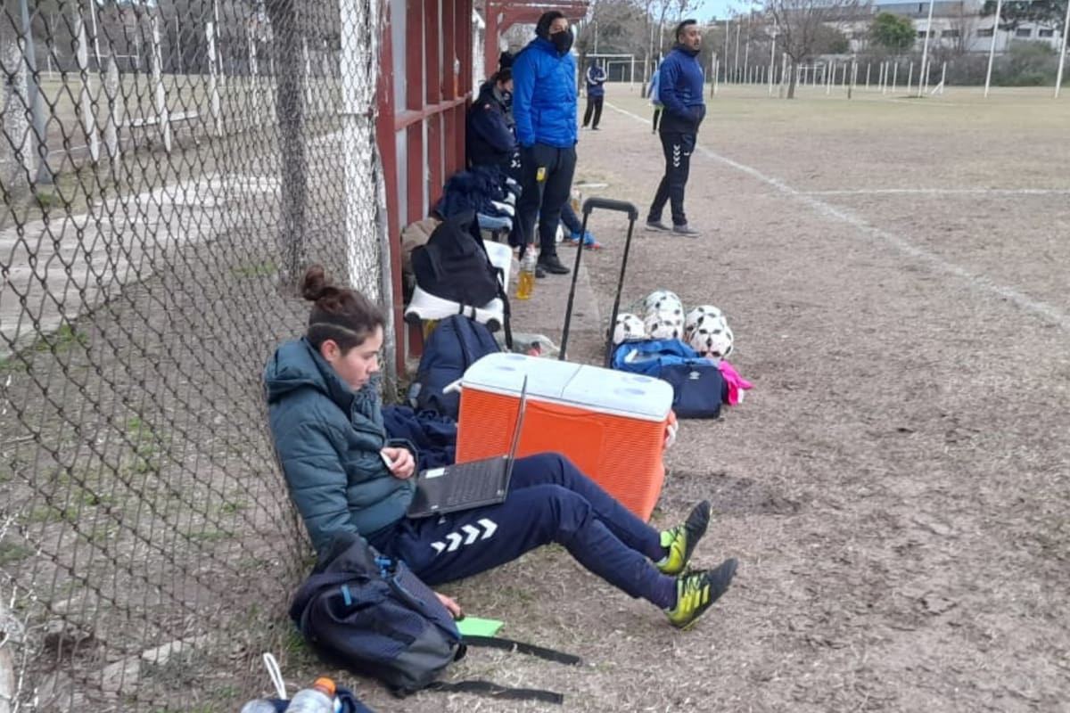 Daniela Palma, una futbolista de Quilmes tuvo que rendir un examen en medio de un partido