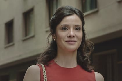 Daniela Ramírez, en la piel de la escritora Isabel Allende, quien tiene su biopic ahora en Amazon Prime Video