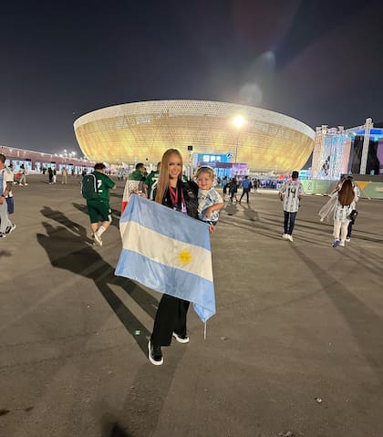 Daniela Rendón es abogada y modelo, aunque ella se presenta como "personaje público". Conoció a su marido, el arquero Franco Armani, en 2011, durante su paso por Atlético Nacional de Colombia. Se casaron 4 años después y hoy tienen un hijo.