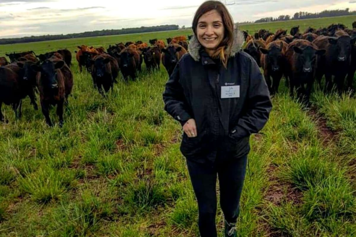 Daniela Rios en el campo en una jornada con JornaderosAgro