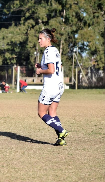Daniela se hizo viral por dar un examen parcial en medio de un partido amistoso entre Quilmes y Argentino de Quilmes