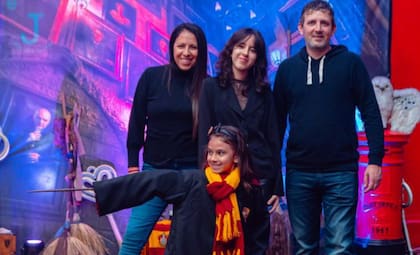 Daniela, su esposo y sus dos hijas celebrando un momento en familia.