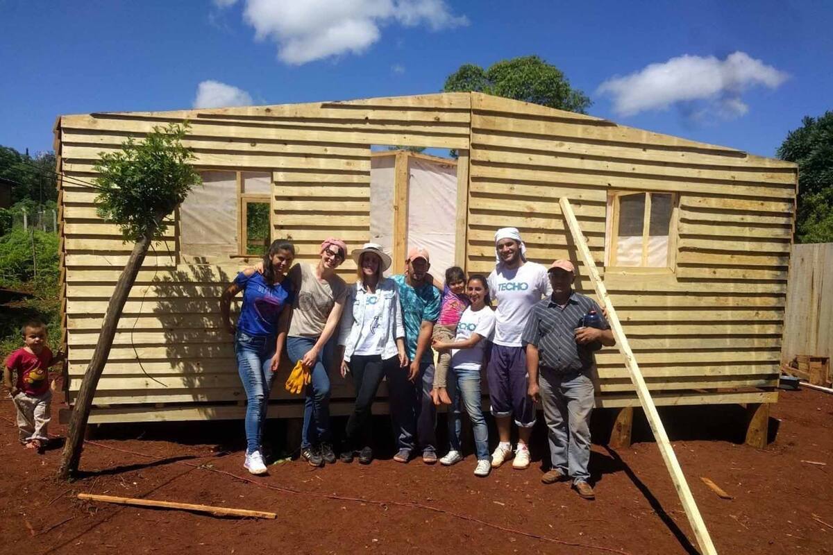 Daniela (tercera a la der.), junto a otros voluntarios y una familia beneficiaria