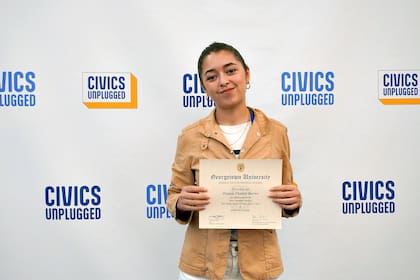 Daniela Victoria Barrios con el diploma de la academia Civics