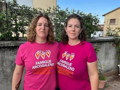 Daniela y Valentina se preparan para ir a un mitin en apoyo de las "familias arcoíris" y los padres LGBTQ+