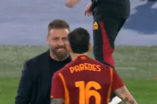 El efusivo festejo de De Rossi con Paredes con un guiño a los hinchas de Boca