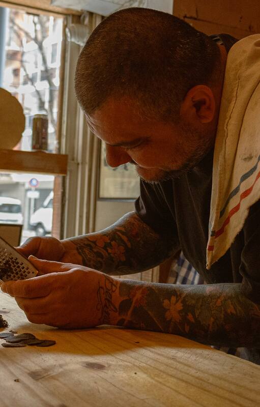 Daniele Pinna rallando trufas, uno de los clásicos de La Locanda