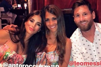 Daniella Semaan (amiga de Antonela y la mujer de Cesc Fábregas), Antonela Roccuzzo y Lionel Messi
