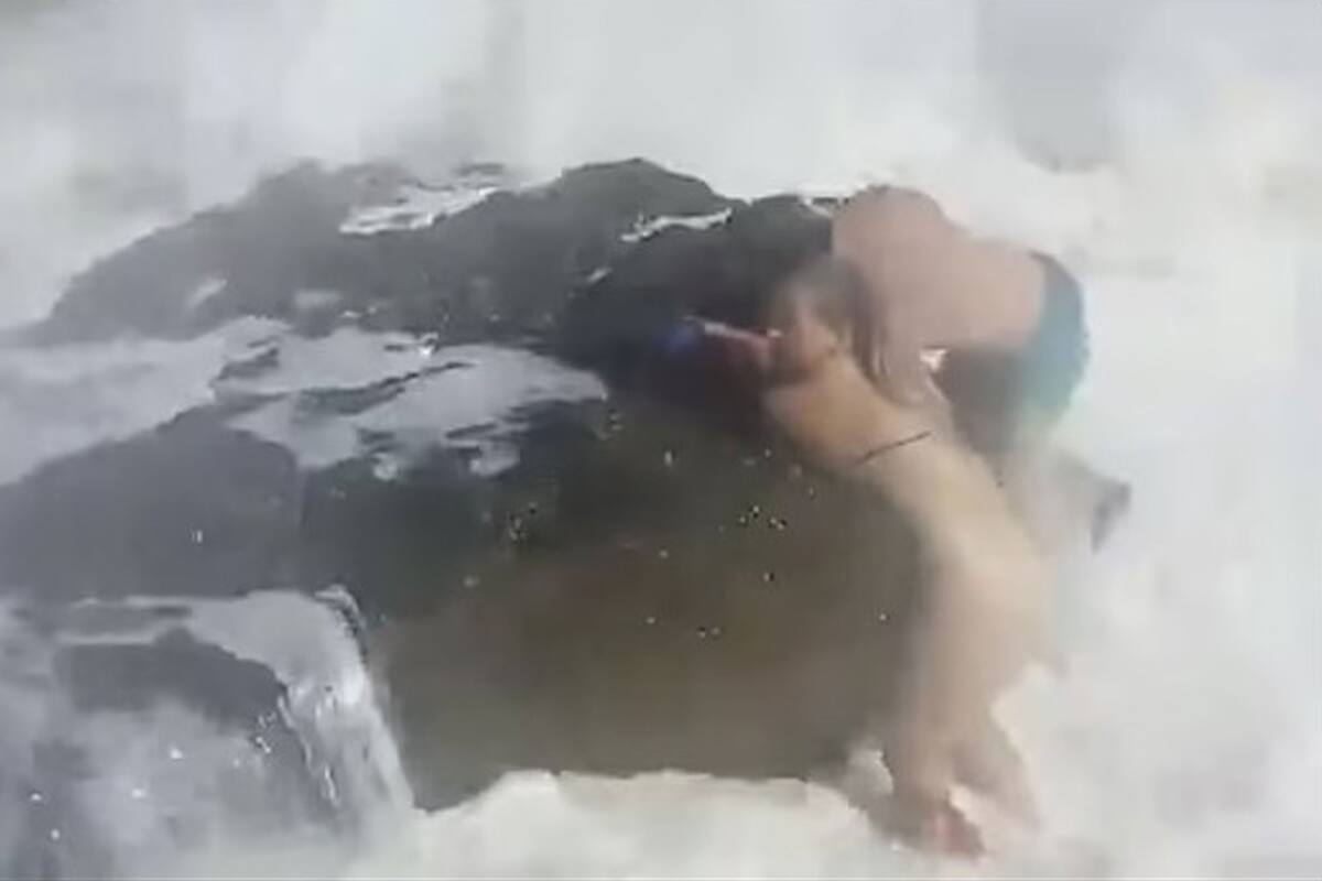 Daniil Gagarin y Emma Monkkoken se sostienen de una roca poco antes de morir ahogados. El trágico incidente ocurrió en la cala de La Zorra en Torrevieja, España.