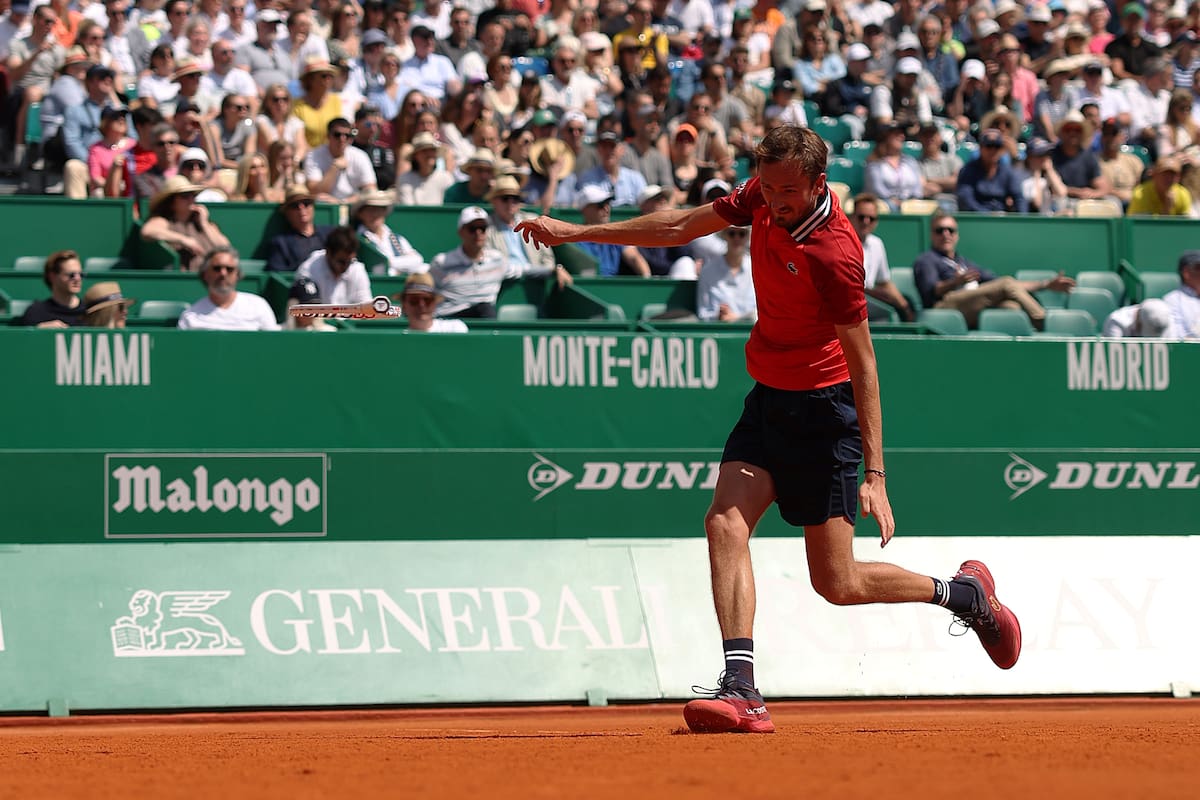 Daniil Medvedev completamente desbordado tiró su raqueta contra el fondo de la cancha. (Photo by Julian Finney/Getty Images)
