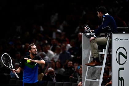 Daniil Medvedev discutiendo con el umpire: el ruso se peleó con el público en el Master 1000 de París