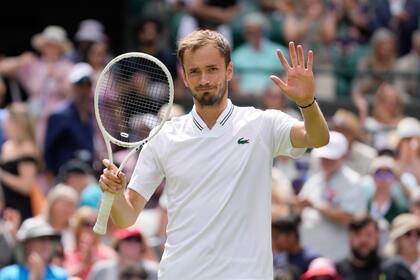 Daniil Medvedev recibe los aplausos de Wimbledon después de derrotar al checo Jiri Lehecka; el ruso admitió sentirse "sorprendido" por el buen trato recibido tras la prohibición