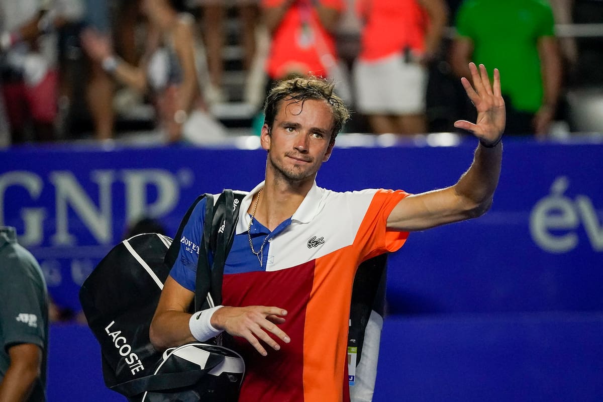 Daniil Medvedev saluda al público tras su caída ante Rafael Nadal en las semifinales del Abierto Mexicano en Acapulco